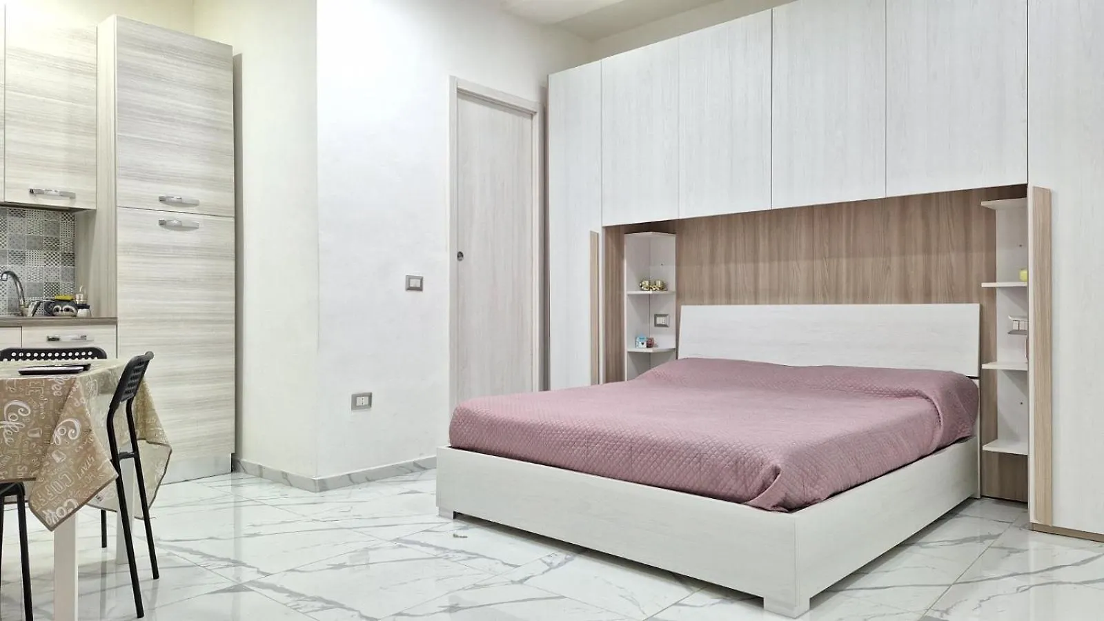 Diego_House Napoli 0*,  Italia